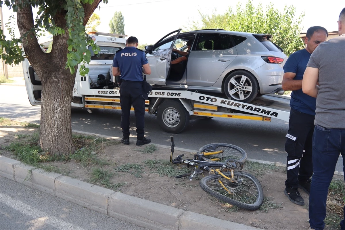 Iğdır\'da otomobilin çarptığı bisikletli genç hayatını kaybetti