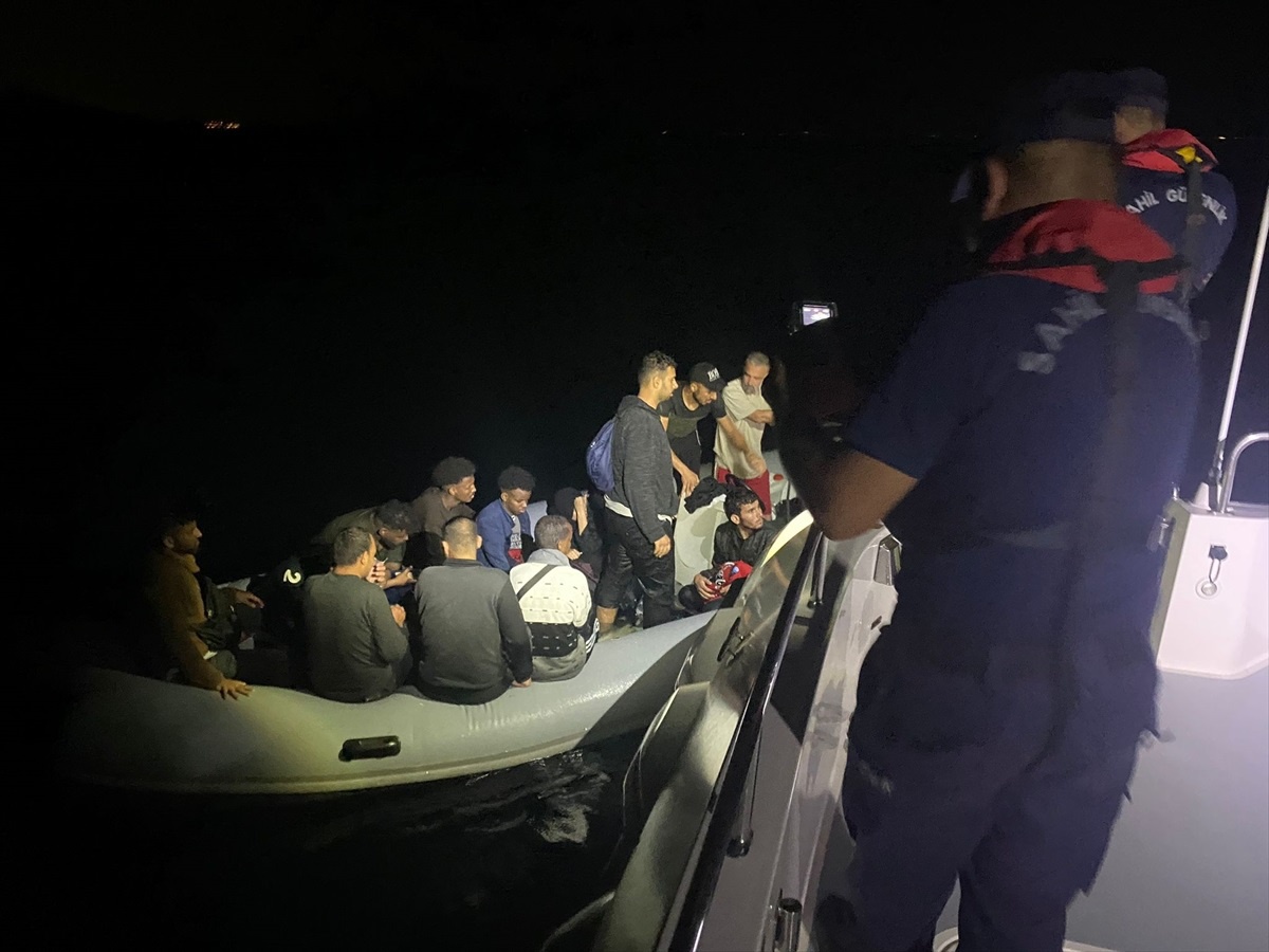 Çeşme açıklarında arızalanan bottaki 15 düzensiz göçmen kurtarıldı
