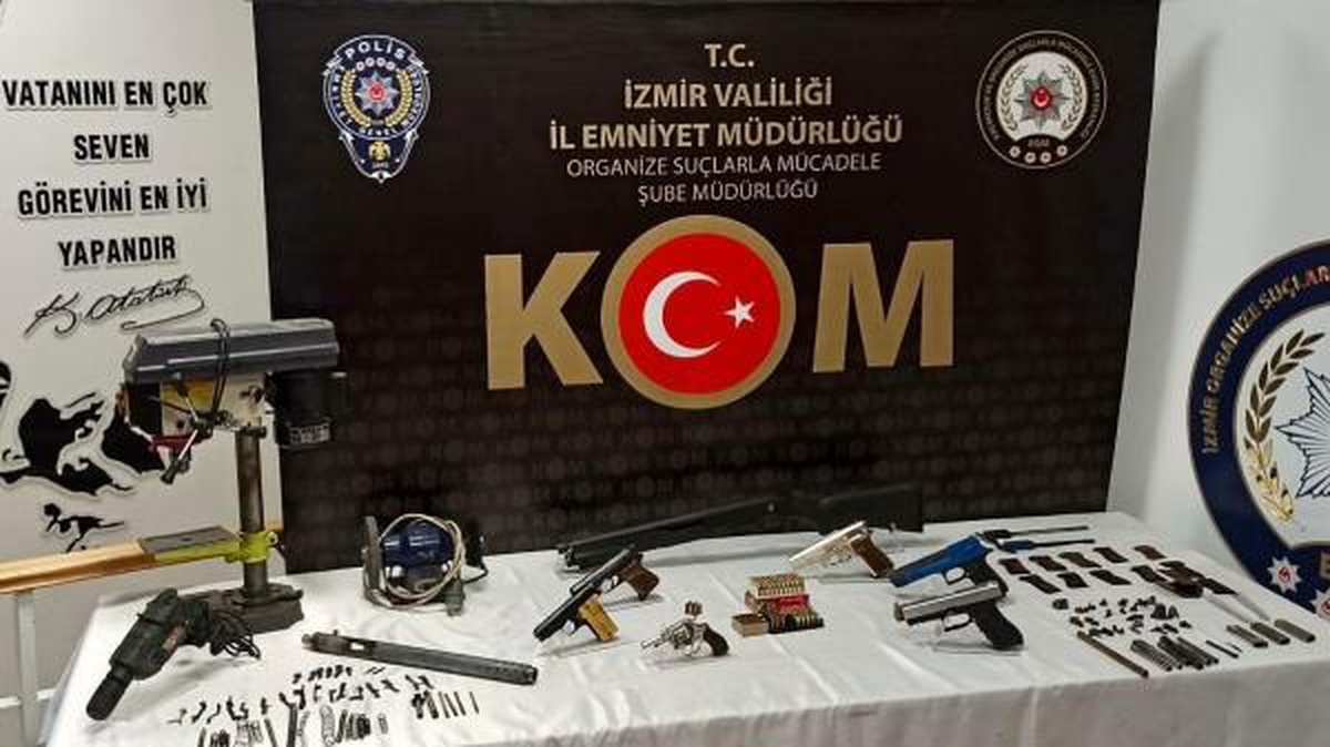 İzmir\'de Atölyelerde Yasa Dışı Silah Ticareti Yapan 2 Şüpheli Gözaltına Alındı