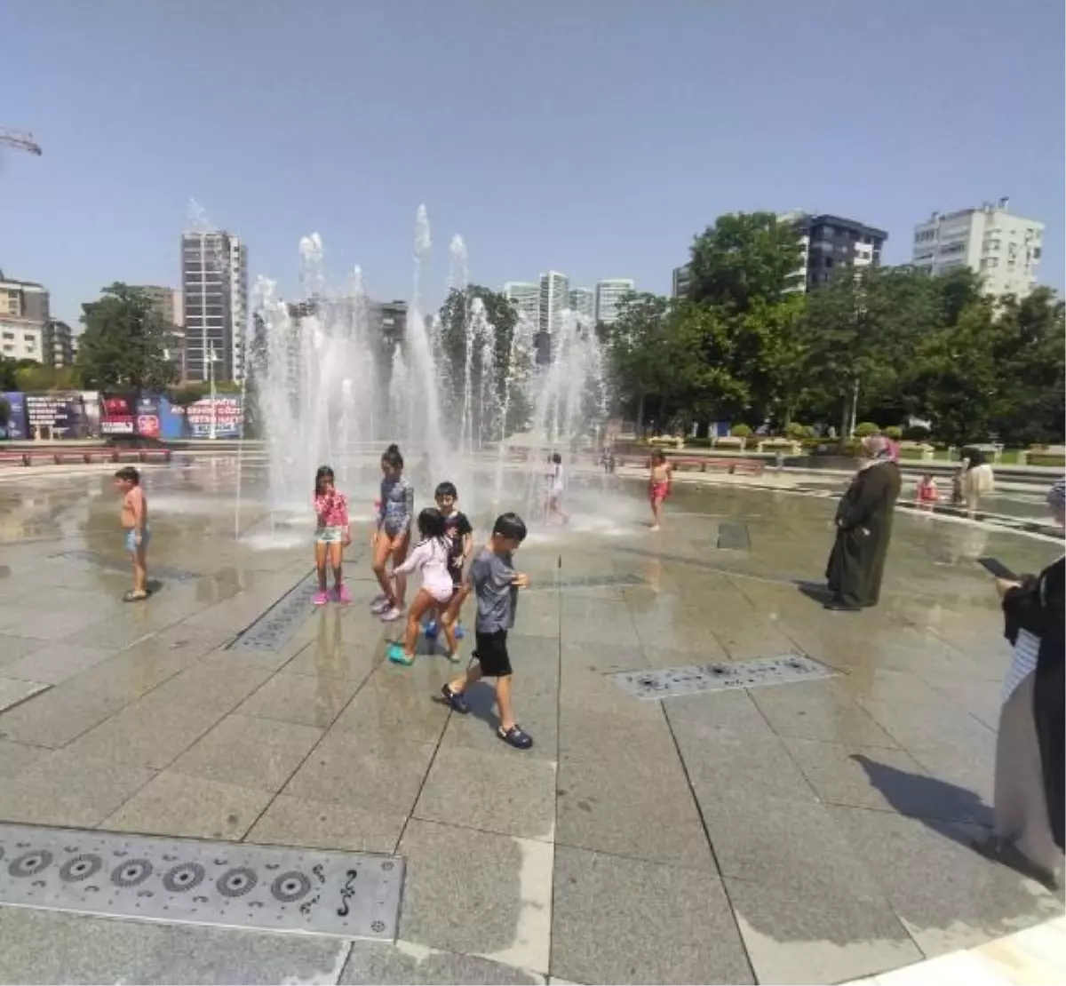 İstanbul\'da Sıcak Hava: Çocuklar Fıskiye Alanlarında Serinledi