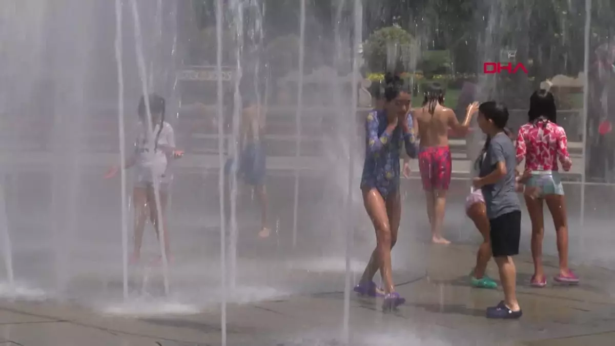İstanbul\'da Sıcak Hava: Çocuklar Fıskiye Alanlarında Serinledi
