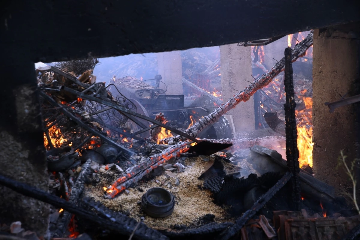 Kastamonu\'da çıkan yangında ev, traktör ve hububat zarar gördü