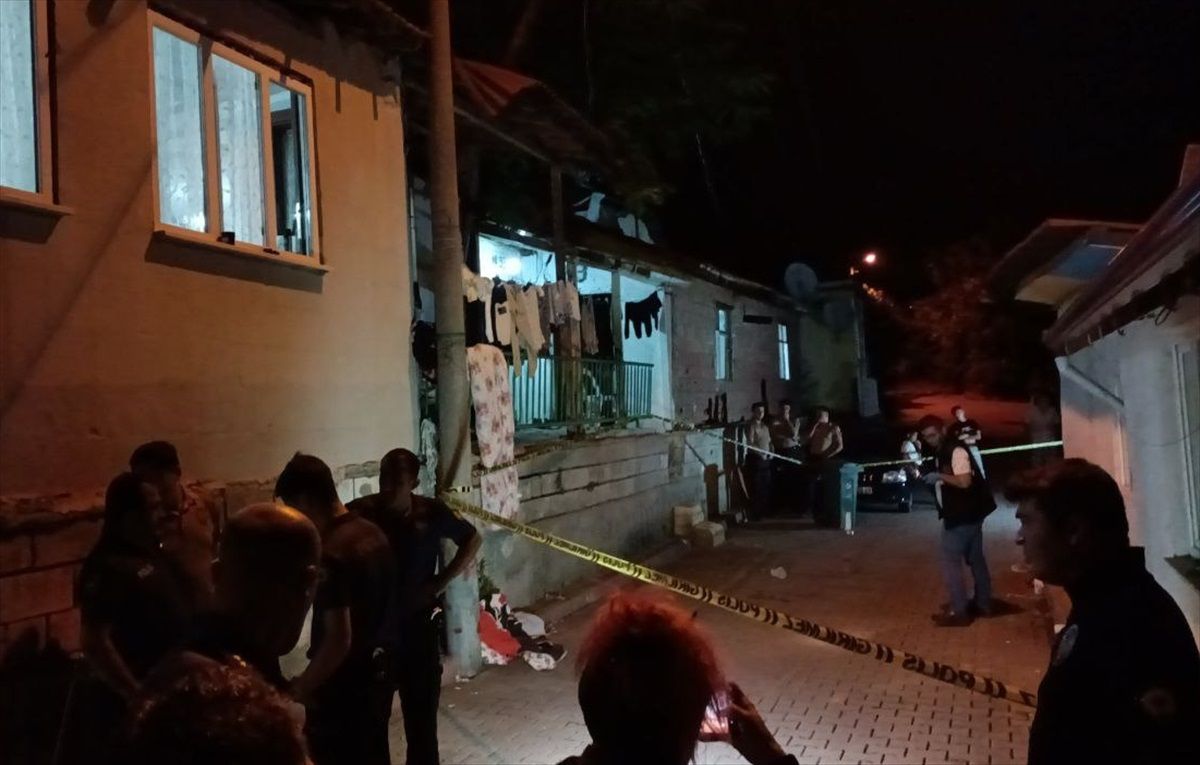 İzmit\'te çıkan silahlı kavgada baba ve oğlu yaralandı