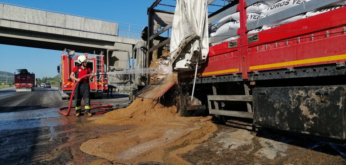 Tarsus\'ta Yem Yüklü Tırda Yangın Çıktı