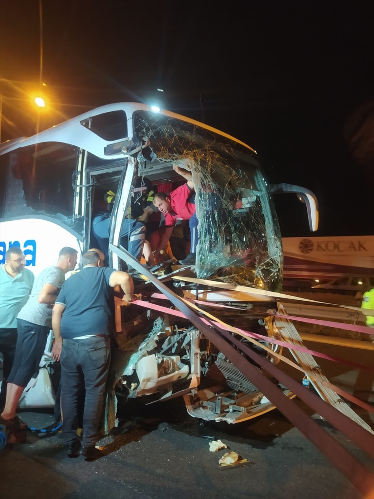 Mersin\'de yolcu otobüsü kaza yaptı: 7 yaralı