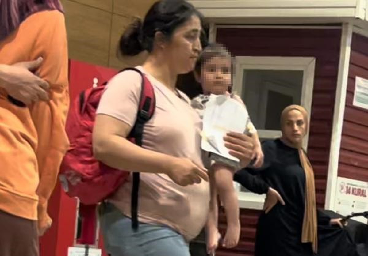 1 yaşındaki çocuk prize takılı uzatma kablosundan akıma kapıldı