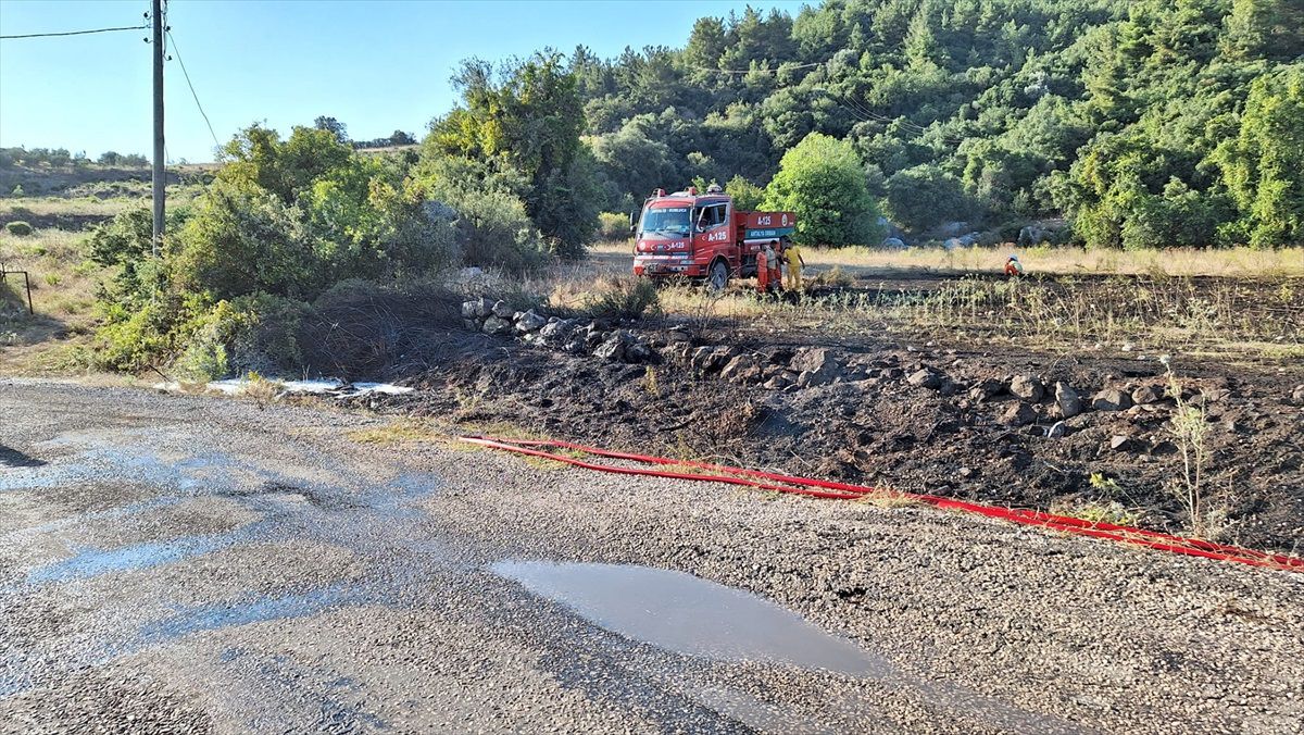 Kumluca\'da çıkan yangın ormanlık alana sıçramadan söndürüldü