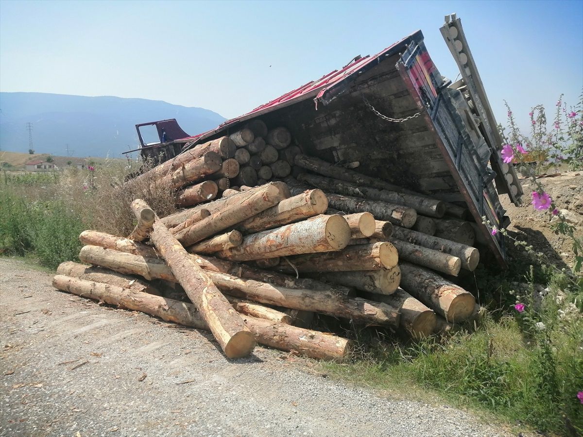 Safranbolu\'da Tomruk Yüklü Kamyon Devrildi: 2 Yaralı