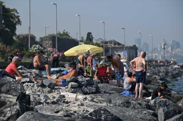 Sağlık Bakanlığı'ndan vatandaşlara 'sıcak hava' uyarı: Mecbur kalmadıkça dışarı çıkmayın Sağlık Bakanlığı'ndan vatandaşlara 'sıcak hava' uyarı: Mecbur kalmadıkça dışarı çıkmayın