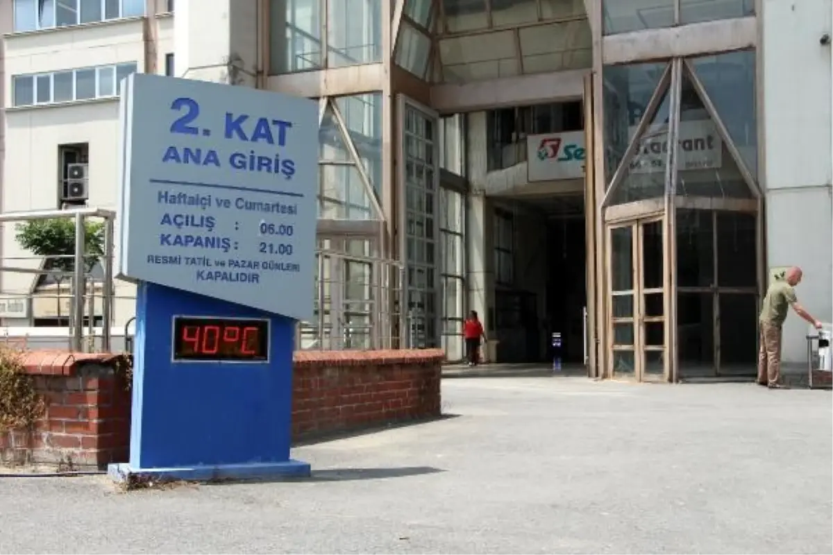 İstanbul'da Sıcak Havada Vatandaşlar Denize ve Parklara Akın Etti