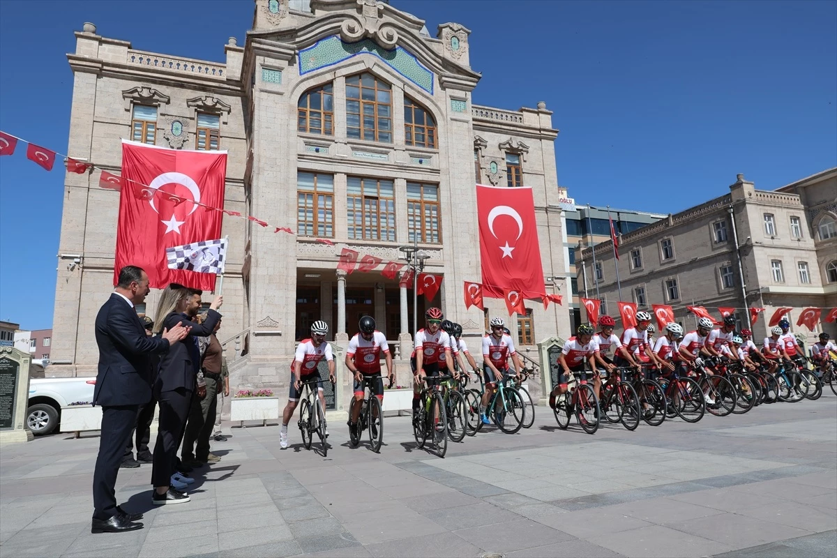 Şehit Ömer Halisdemir Ulusal Bisiklet Turu\'na katılan sporcular Aksaray\'a ulaştı