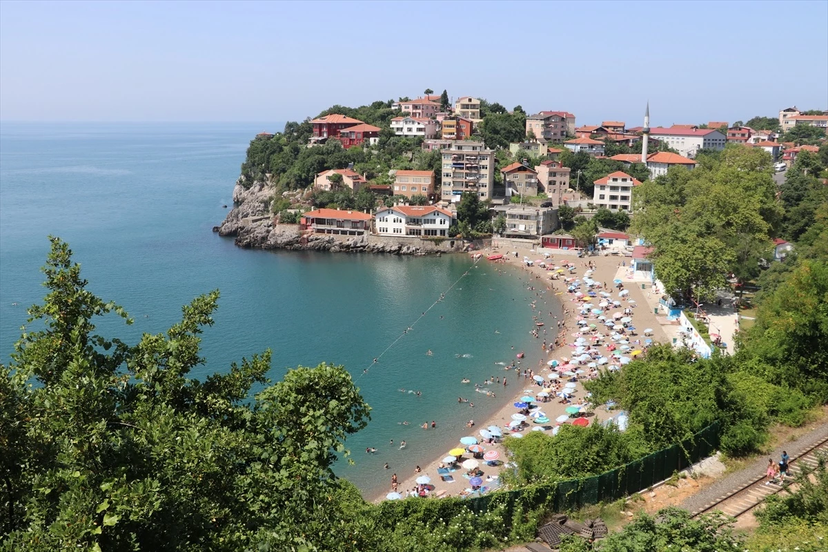 Zonguldak\'ta Sıcak Hava Nedeniyle Vatandaşlar Plajlara Akın Etti