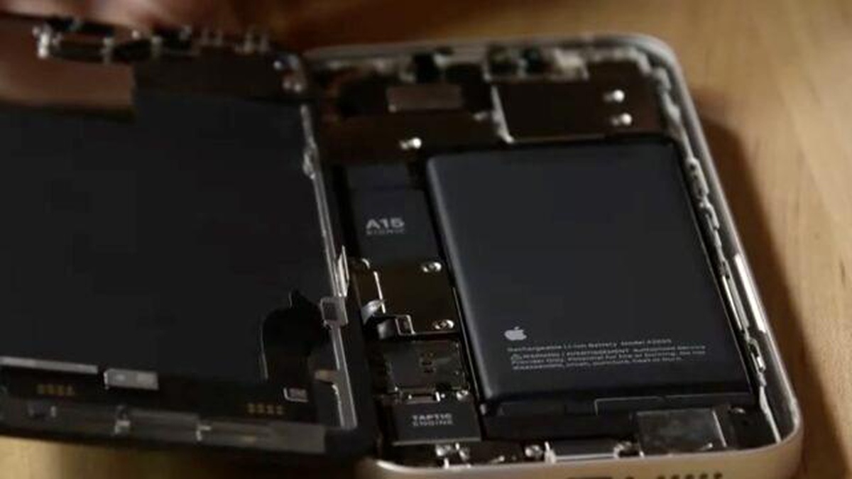 AB\'nin yeni kuralları Apple\'ı zor durumda bıraktı: iPhone\'lara değiştirilebilir batarya gelebilir