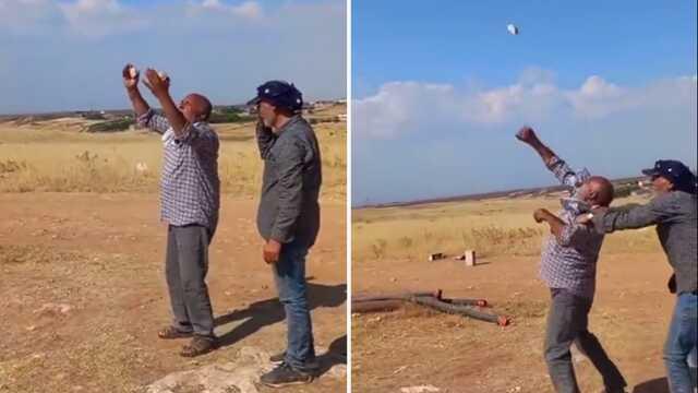 Sıcaklığın 45 dereceyi gördüğü Şanlıurfa'da bir vatandaş güneşe taşla saldırdı