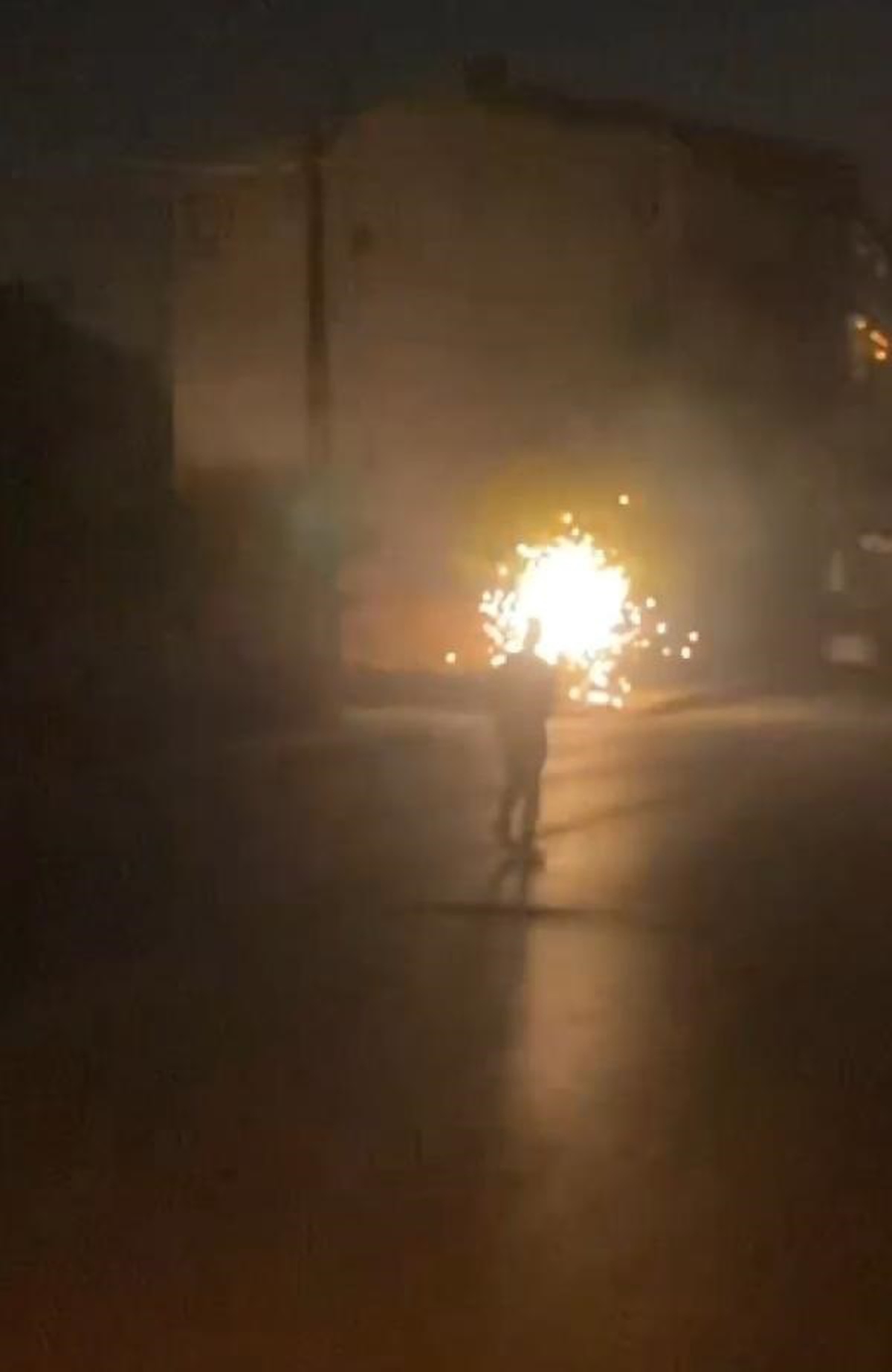 Sultangazi\'de Elektrik Kabloları Patladı, Mahalle 1 Saat Karanlığa Gömüldü