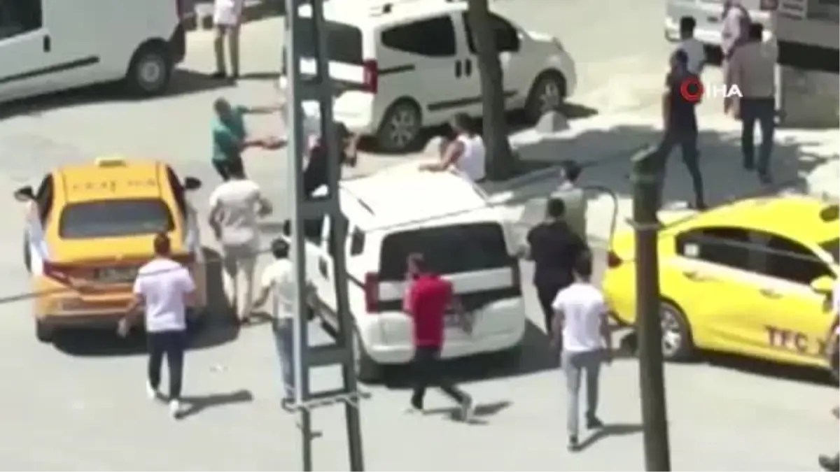 Taksiciler ile vatandaşlar birbirine girdi: Demir sopa, tekme ve yumruklu kavga kamerada
