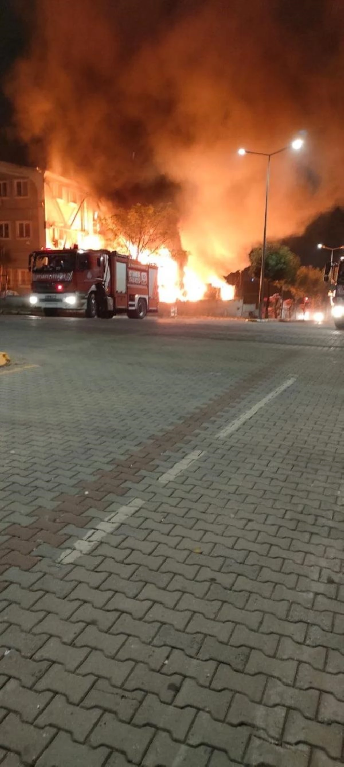 Tuzla OSB\'deki Kimya Fabrikasında Yangın Çıktı