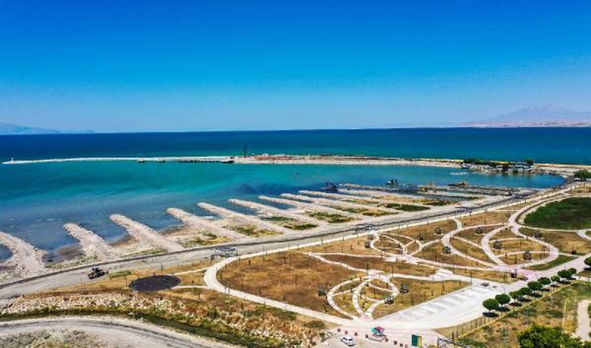 Van Gölü\'nde Dip Çamuru Temizliği Devam Ediyor