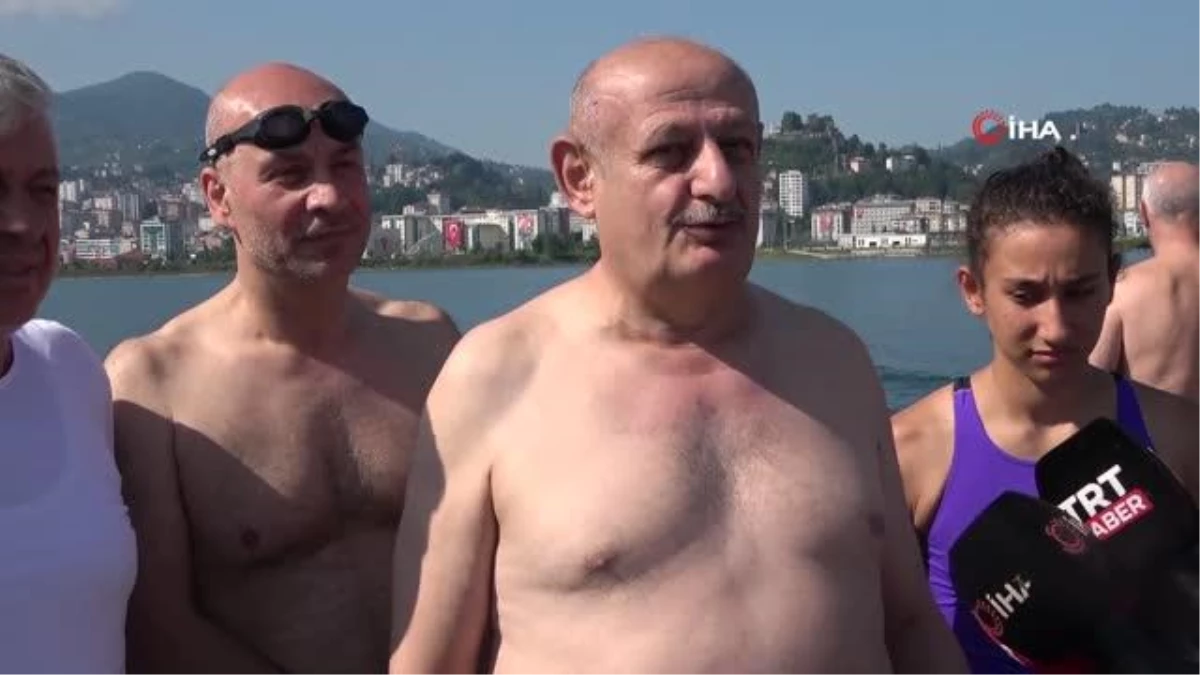 15 Temmuz için Karadeniz\'de 4 kilometre boyunca yüzdüler