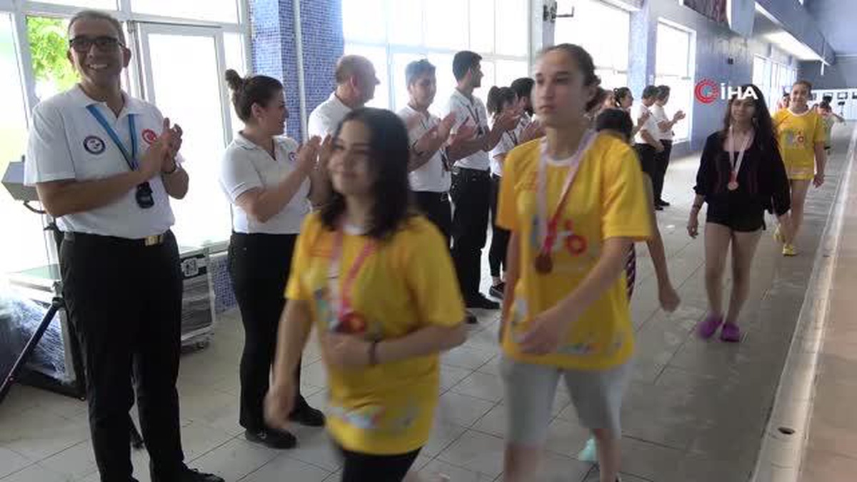 224 sporcu, 15 Temmuz şehitleri anısına yüzdü