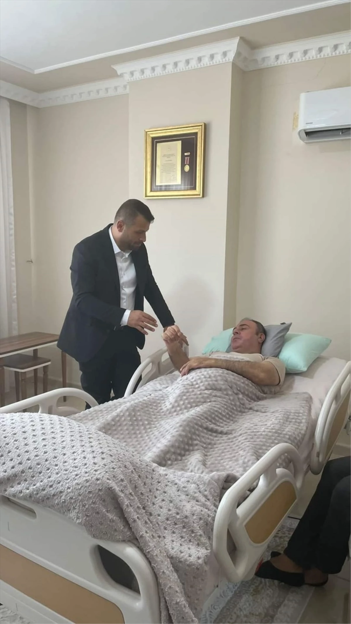 AK Parti Mardin İl Başkanı Vahap Alma, 15 Temmuz gazisi Halil Algan\'ı ziyaret etti