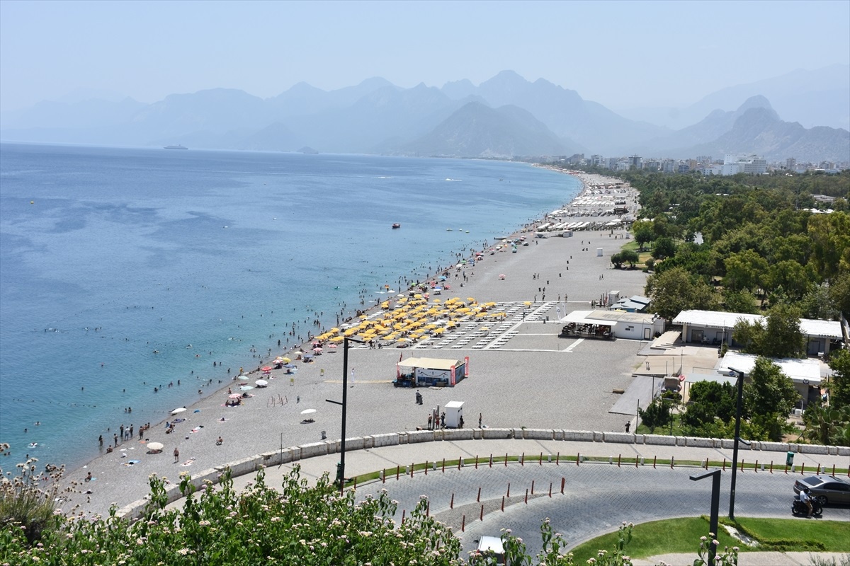 Antalya\'da Sıcak Hava Sokakları Boşalttı