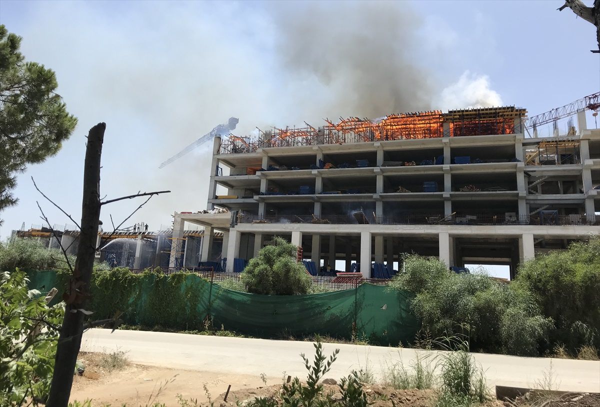Antalya\'da bir otel inşaatında çıkan yangın söndürüldü