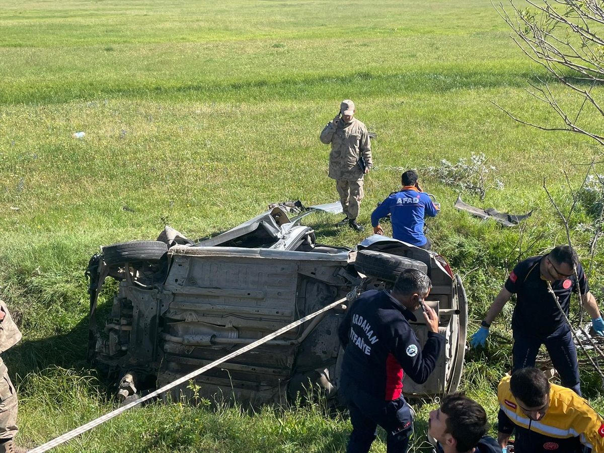 Ardahan\'da Otomobil Şarampole Devrildi: 1 Ölü, 1 Yaralı