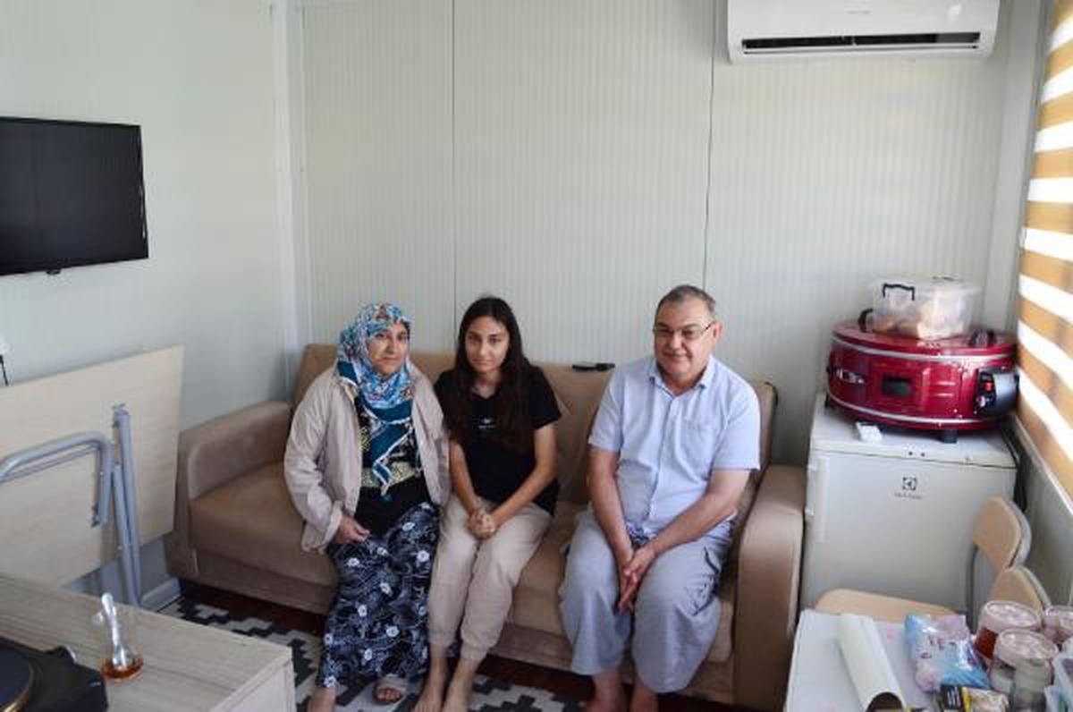Depremde evleri hasar gören aile, kızlarının isteğiyle memleketlerine döndü