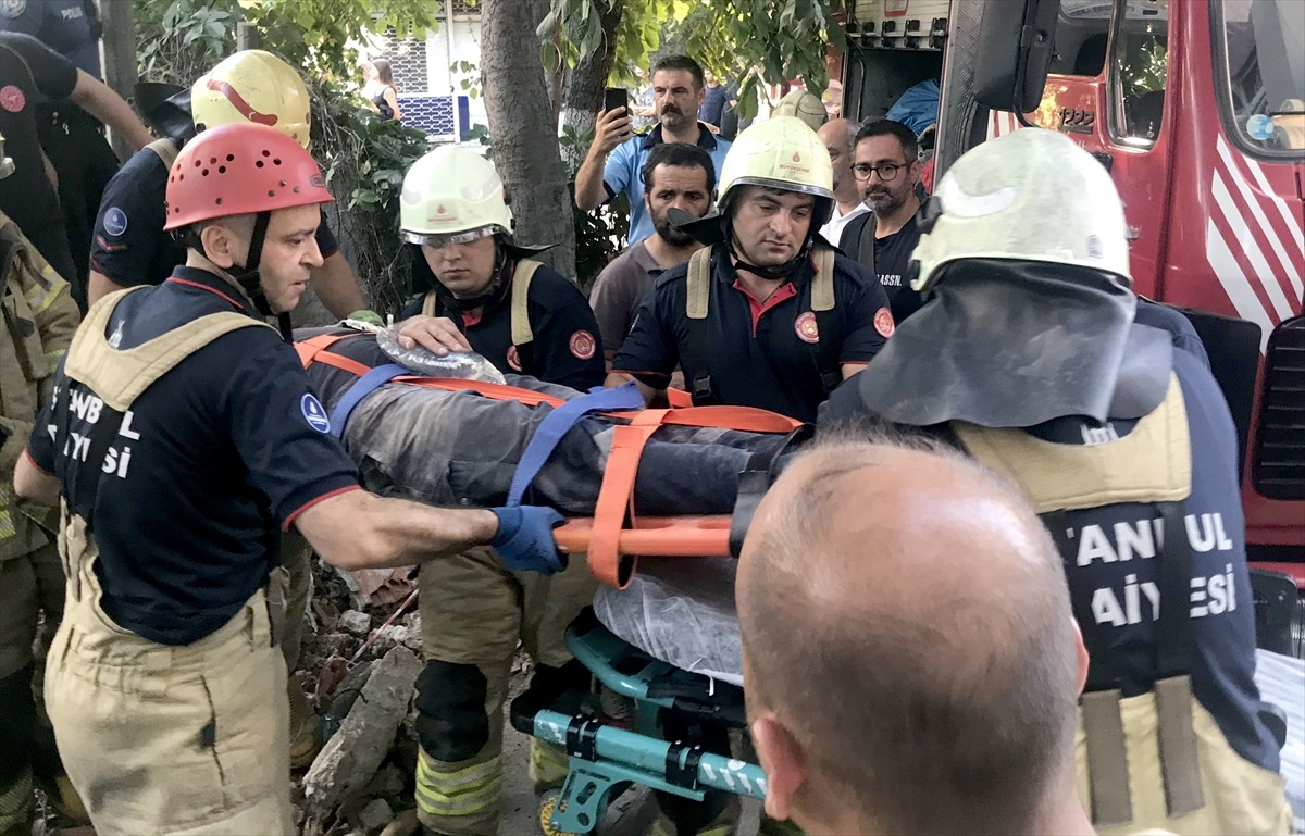 Bakırköy\'de İnşaat Alanında Göçük Altında Kalan İşçi Kurtarıldı