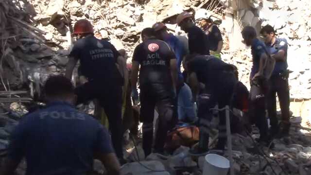Bakırköy'de kontrollü yıkım sırasında çökme! 1 kişi enkaz altında kaldı Bakırköy'de kontrollü yıkım sırasında çökme! 1 kişi enkaz altında kaldı