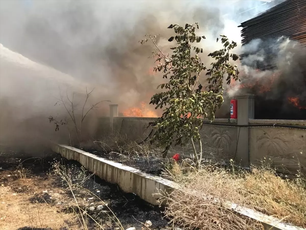 Burdur Bucak'ta bir kereste fabrikasında çıkan yangın söndürüldü