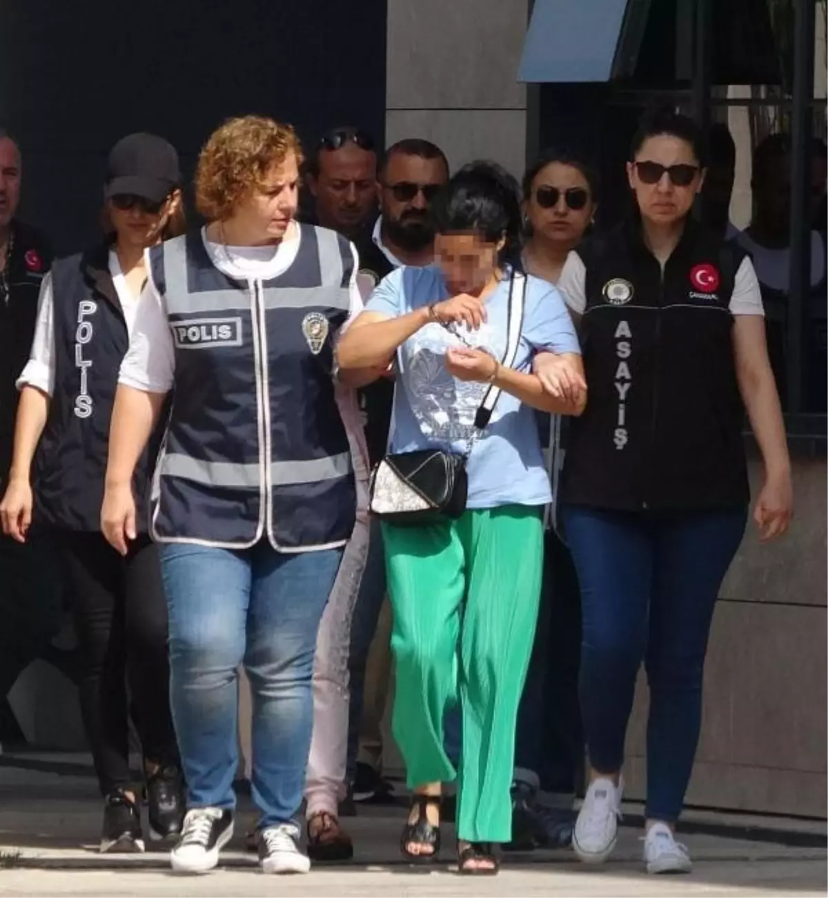 Çanakkale\'de Fuhuş Çetesi Operasyonu: 2 Şüpheli Serbest Bırakıldı, 2 Kadın Sınır Dışı Edildi