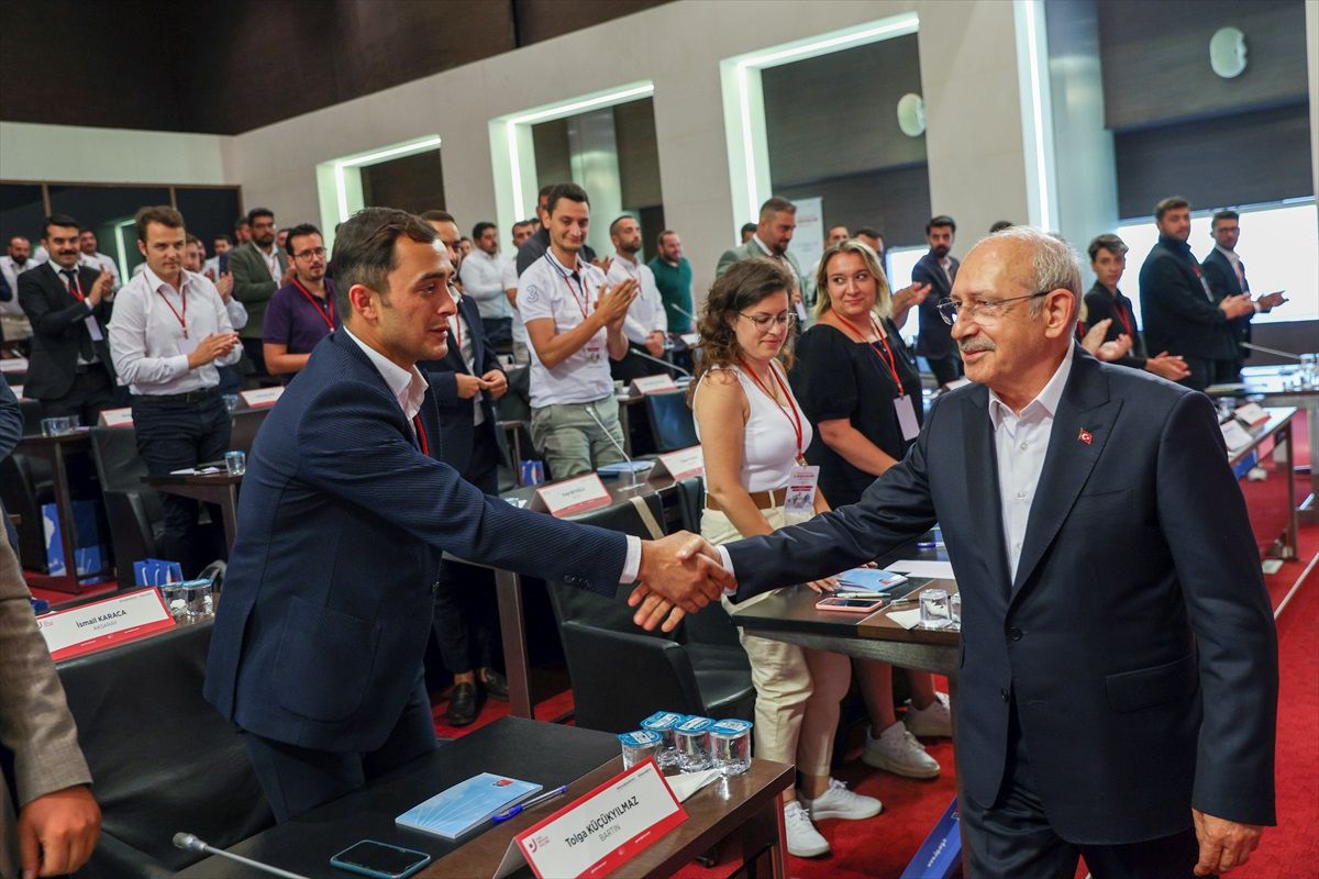 CHP Genel Başkanı Kılıçdaroğlu, partisinin gençlik kolları il başkanlarıyla bir araya geldi