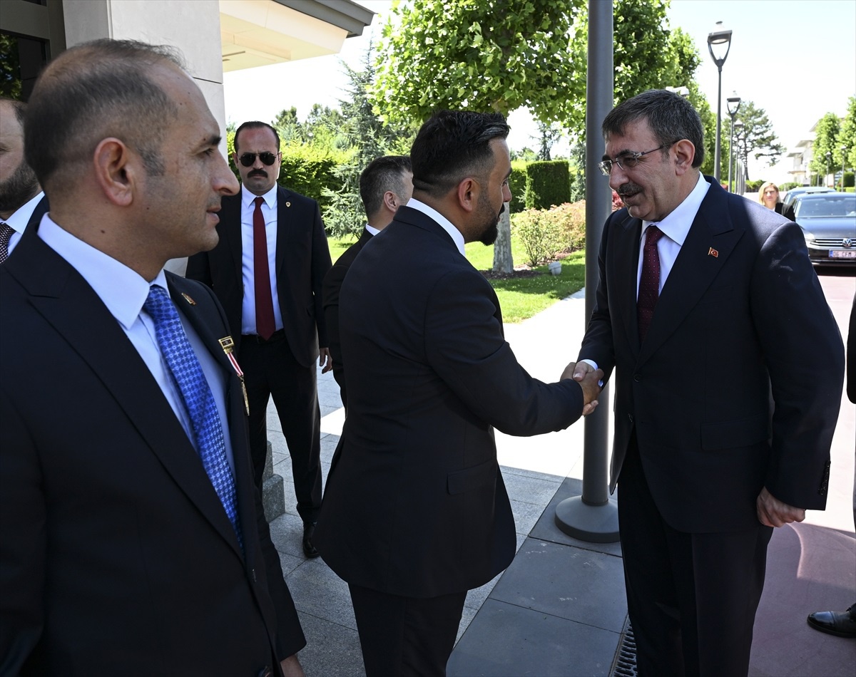 Cumhurbaşkanı Yardımcısı Cevdet Yılmaz 15 Temmuz Anıtı\'na çelenk bıraktı