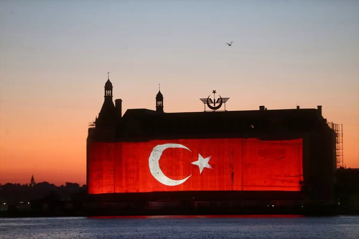 Galata Kulesi ve Haydarpaşa Tren İstasyonu\'nda 15 Temmuz\'a Özel Video Mapping Gösterisi