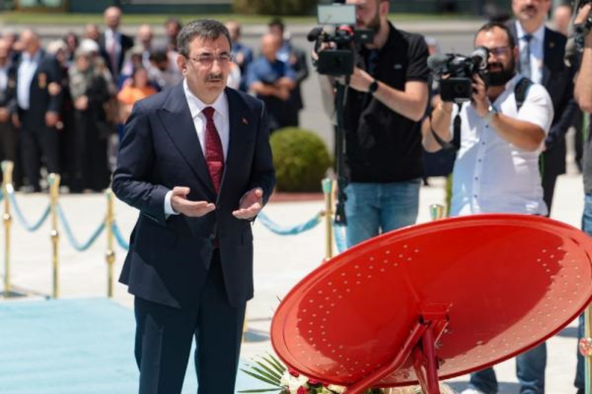 Cevdet Yılmaz, 15 Temmuz Anıtı\'na çelenk bıraktı