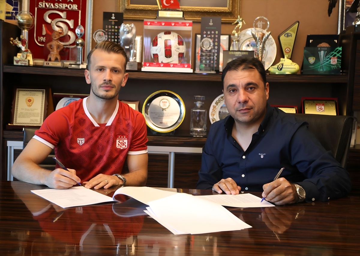 Demir Grup Sivasspor, Abdulkadir Parmak\'ı transfer etti