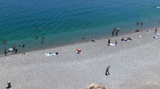 Deniz sıcaklığının bile 26 dereceye çıktığı tatil kentinde sahiller boş kaldı