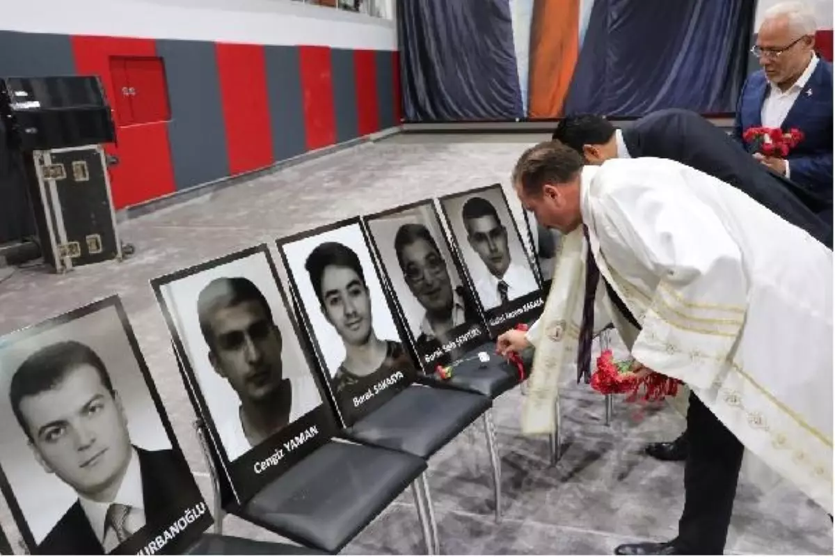 İSTE Mezuniyet Töreninde Depremde Hayatını Kaybeden Öğrenciler Anıldı