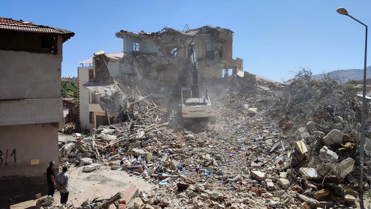 Çelikhan\'da deprem hasarlı binaların yıkımı devam ediyor