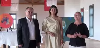 Depremzede sanatçının açtığı ilk kişisel resim sergisine yoğun ilgi