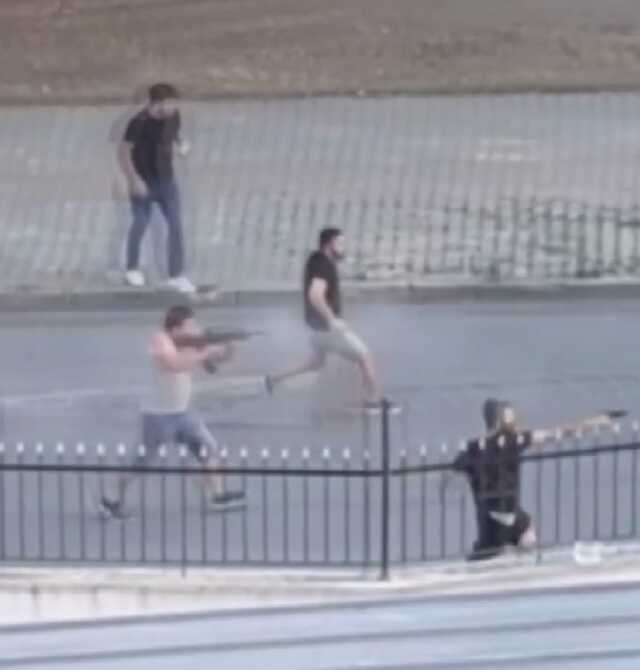Esenyurt'ta Alkol Alanlarla Mahalleli Arasında Silahlı Kavga Esenyurt'ta Alkol Alanlarla Mahalleli Arasında Silahlı Kavga