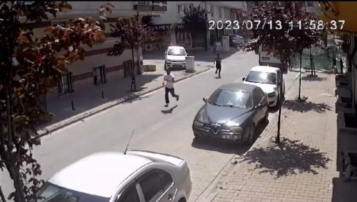 Ehliyetsiz sürücü fırına girdi, kaza anı güvenlik kamerasında