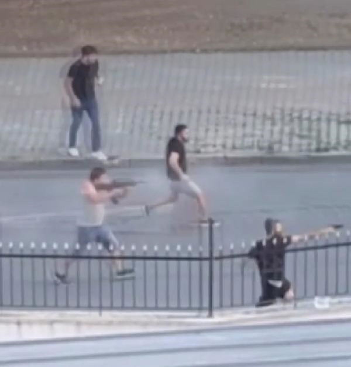 Esenyurt\'ta Alkol Alanlar ile Mahalleli Arasında Kavga: 2 Kişi Yakalandı