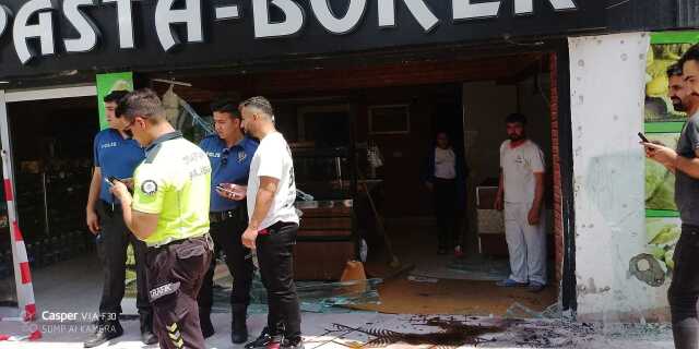 Esenyurt'ta Otomobil Fırına Girdi Esenyurt'ta Otomobil Fırına Girdi