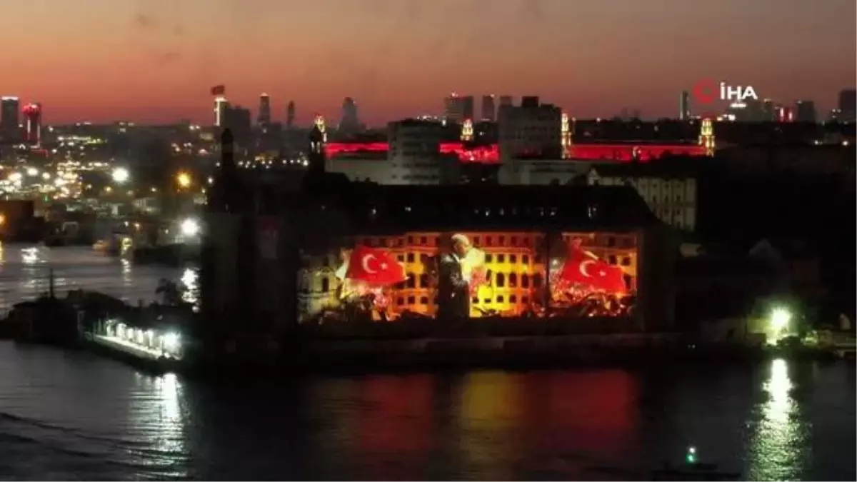 Haydarpaşa Garı\'nda 15 Temmuz anısına mapping gösterimi