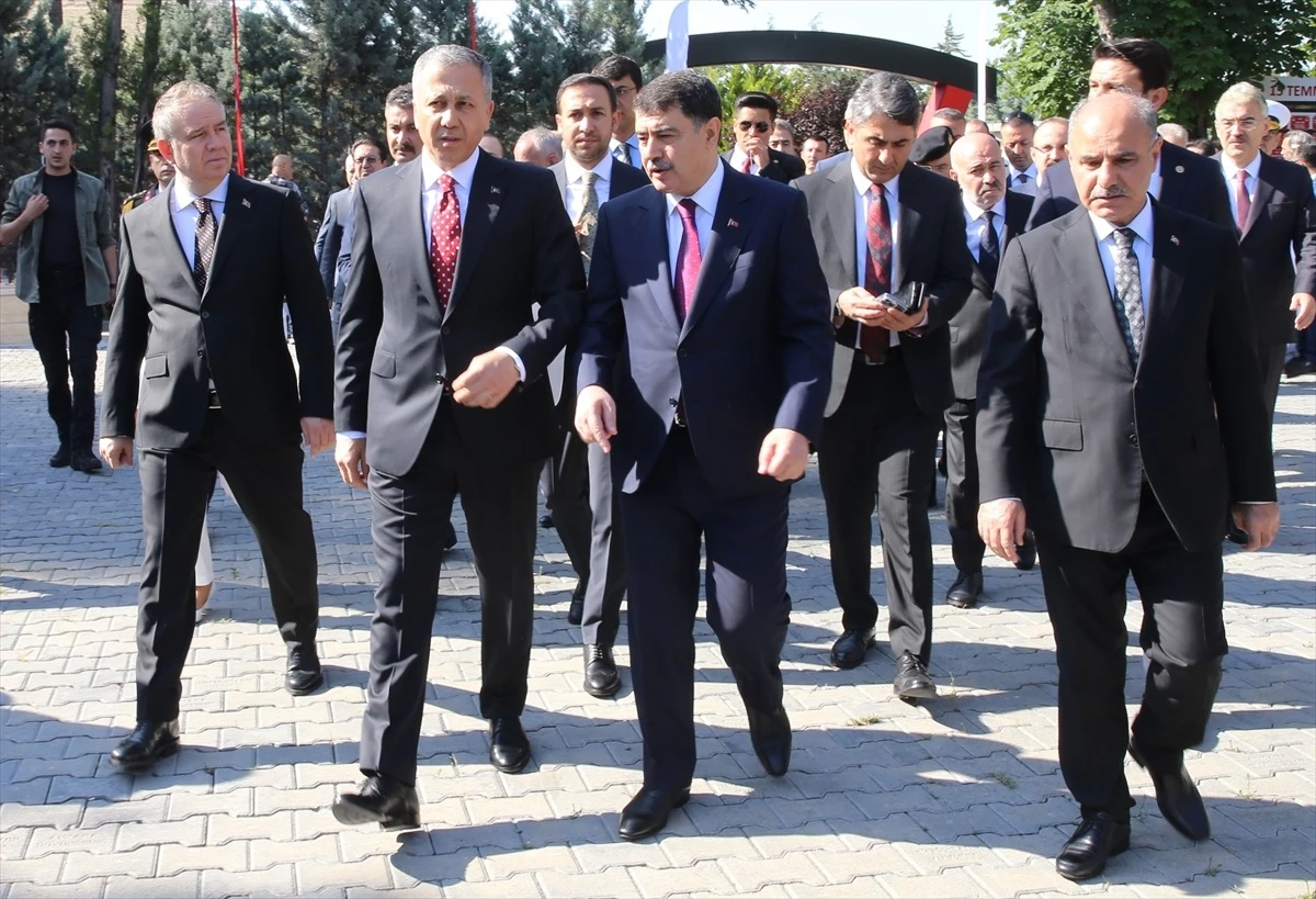 İçişleri Bakanı Ali Yerlikaya, 15 Temmuz Şehitliği\'nde anma etkinliğine katıldı