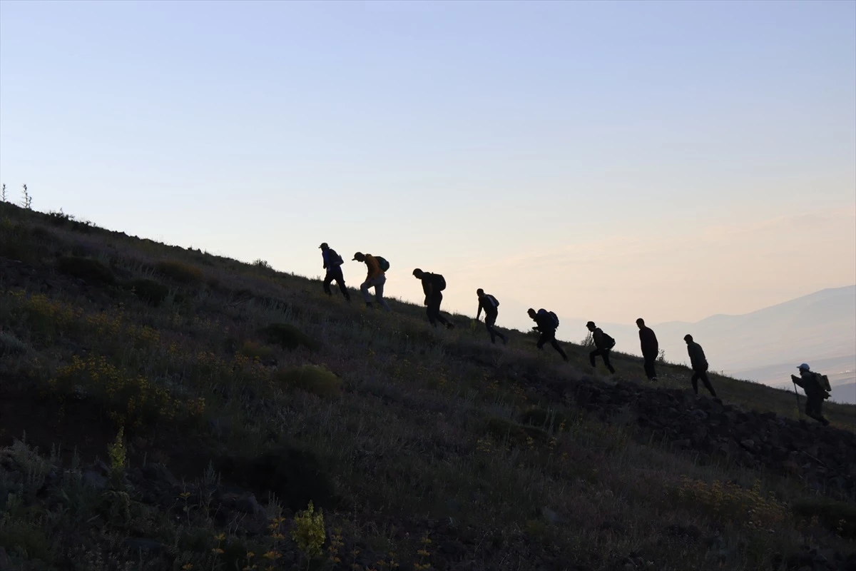 Iğdır\'da 15 Temmuz şehitleri anısına Tekelti Dağı\'na tırmanış düzenlendi