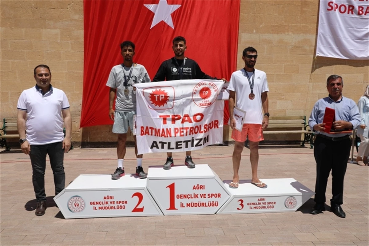 İshak Paşa Sarayı\'nda Türkiye Dağ Koşusu Şampiyonası Gerçekleştirildi